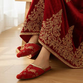 Paar Pomponverzierte Samt-Hausschuhe im Bindallı-Design – Rote Orientalische Pantoffeln für Henna & Hochzeit